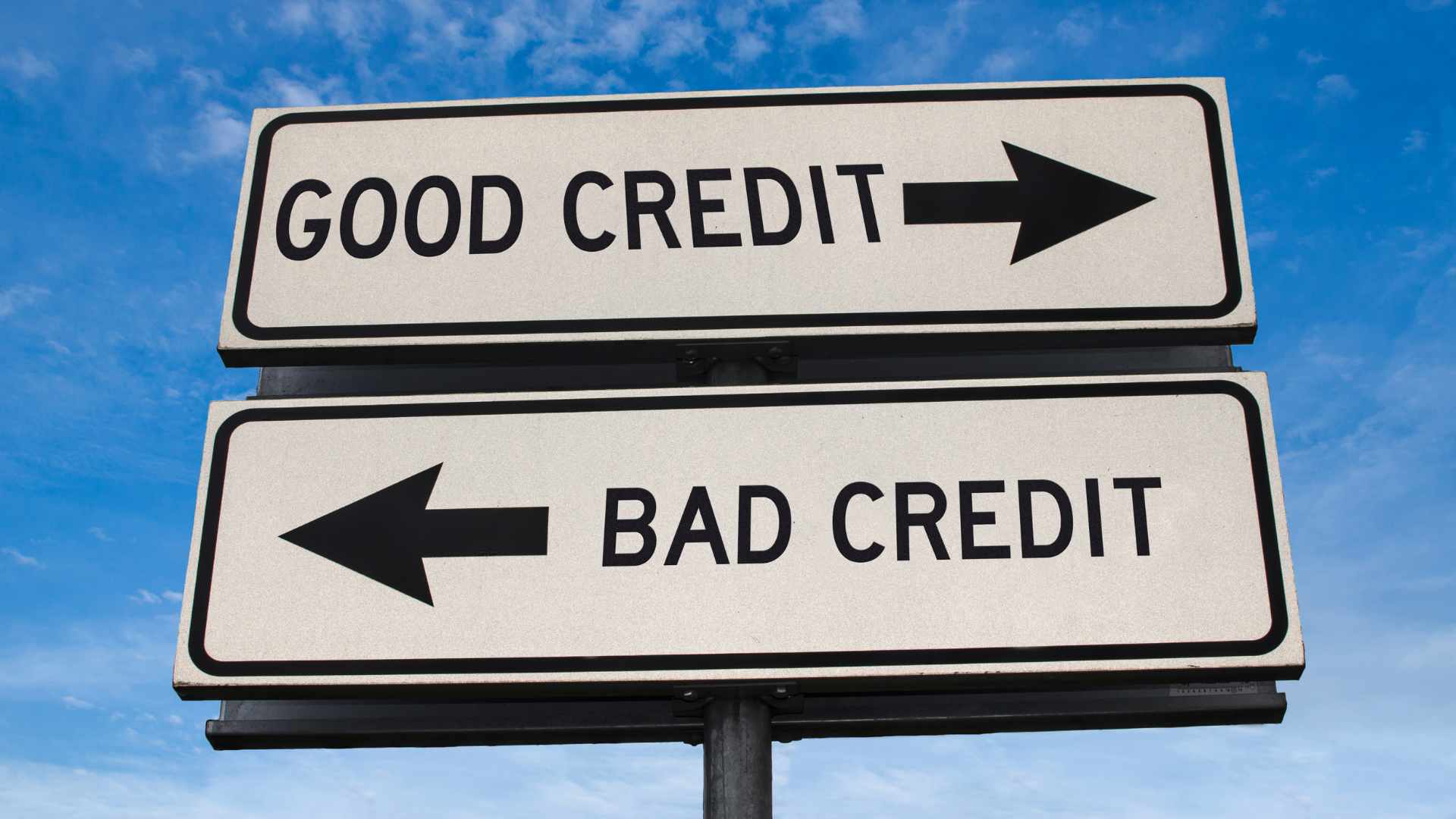 Gde uzeti keš kredit ovog leta? Poređenje ponuda i jedno veliko ali